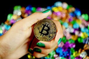 Kodėl Bitcoin tampa vis populiaresnis Lietuvoje Asmuo analizuoja Bitcoin investicijas su finansiniais grafika skaitmeniniame įrenginyje.