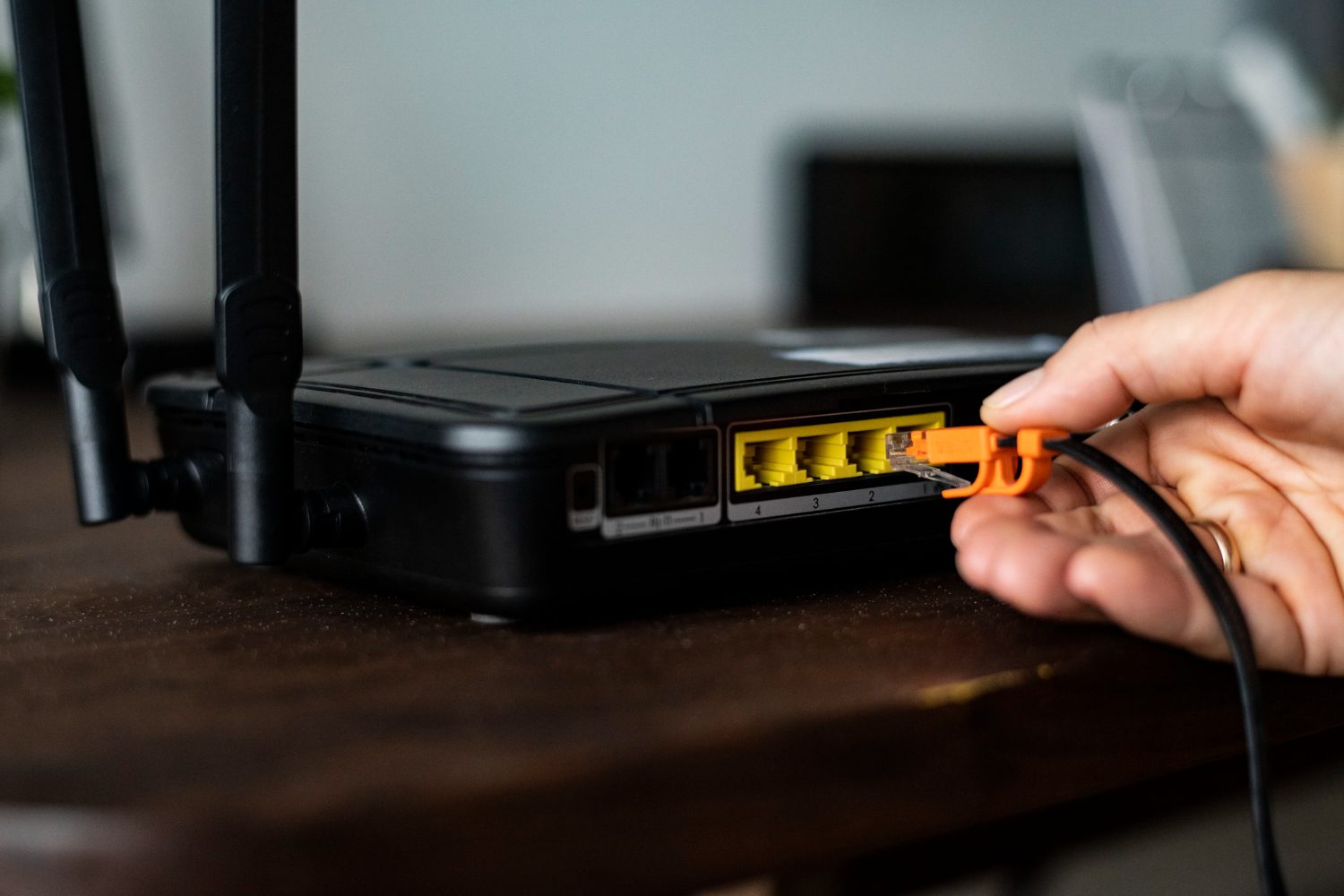 Belaidis interneto ryšys su maršrutizatoriumi ir saugiais įrenginiais namuose