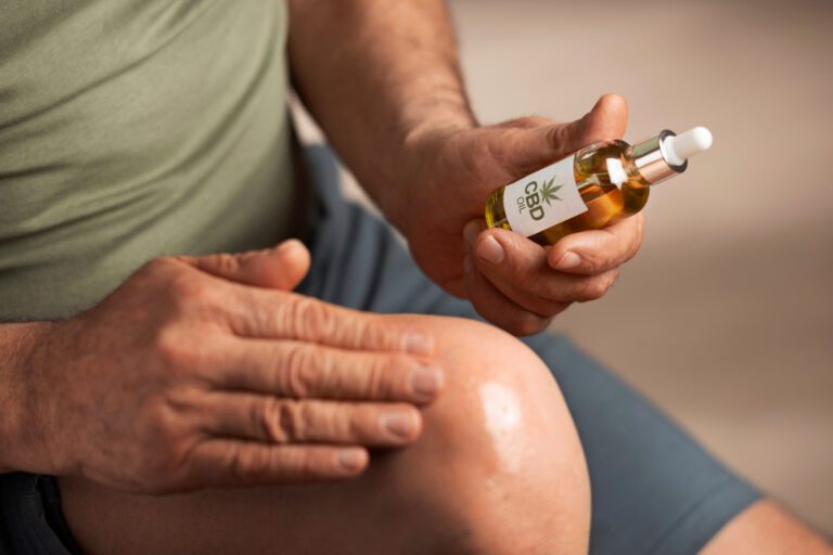 Sportininkas naudojantis CBD aliejų po treniruotės raumenų atsigavimui ir poilsiui.