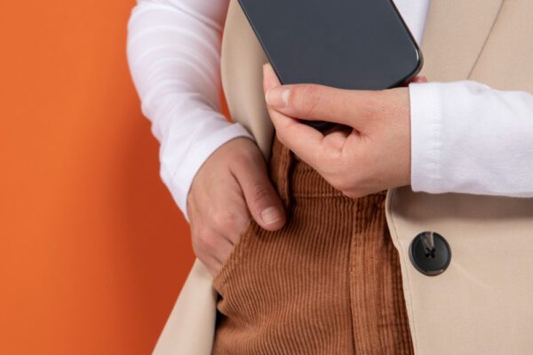 Netikėti telefonų dėklų sprendimai, kurie nustebins Stilingas ir ekologiškas telefono dėklas ant stalo