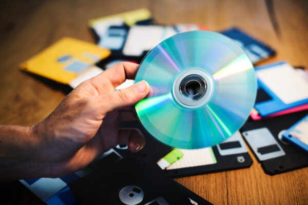 Pamiršti diskai ar nauja pradžia: kaip senas DVD kolekcijas paversti skaitmeniniu lobynu DVD diskai konvertuojami į skaitmeninius failus kompiuteryje