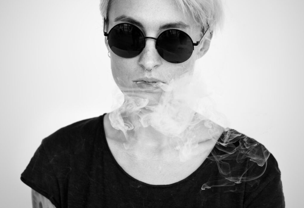 Stiklinis vandens bongas ant švaraus paviršiaus su saugiu dizainu