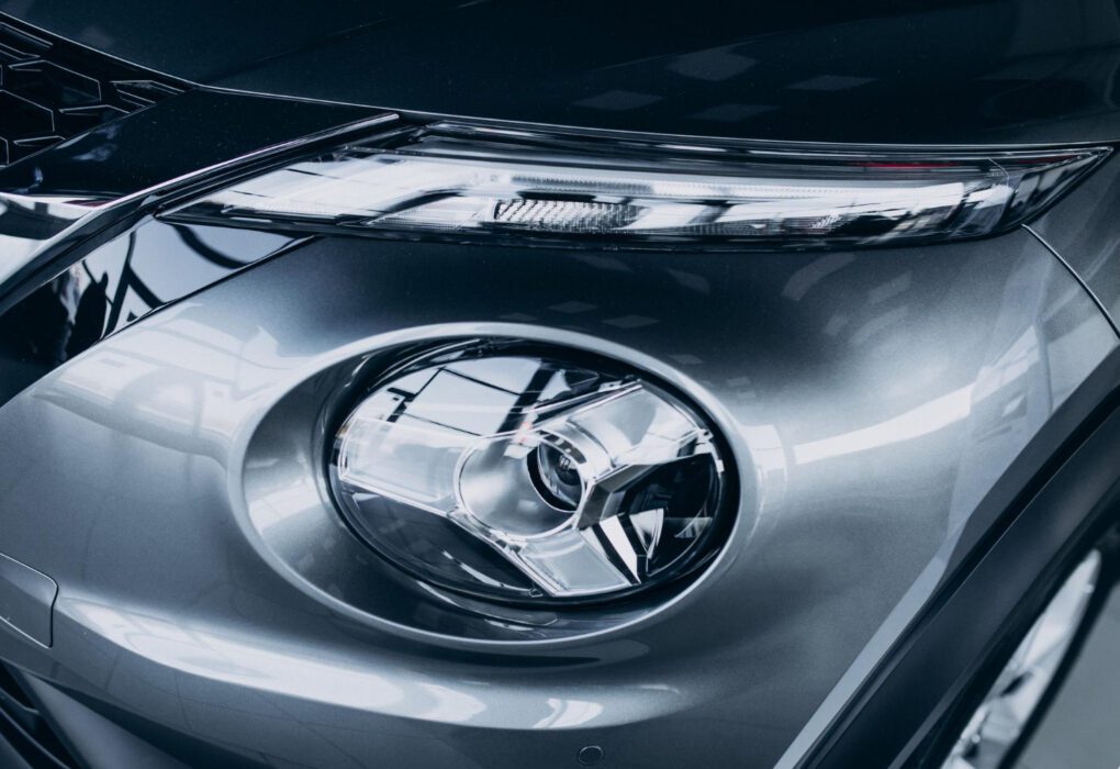 Automobilio poliravimas poliravimo mašinėle, parodytas blizgus paviršius