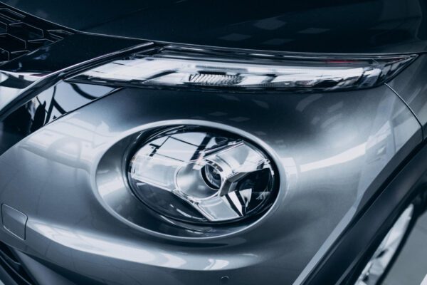 Automobilio poliravimas poliravimo mašinėle, parodytas blizgus paviršius