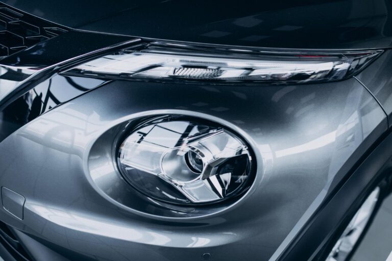 Automobilio poliravimas poliravimo mašinėle, parodytas blizgus paviršius